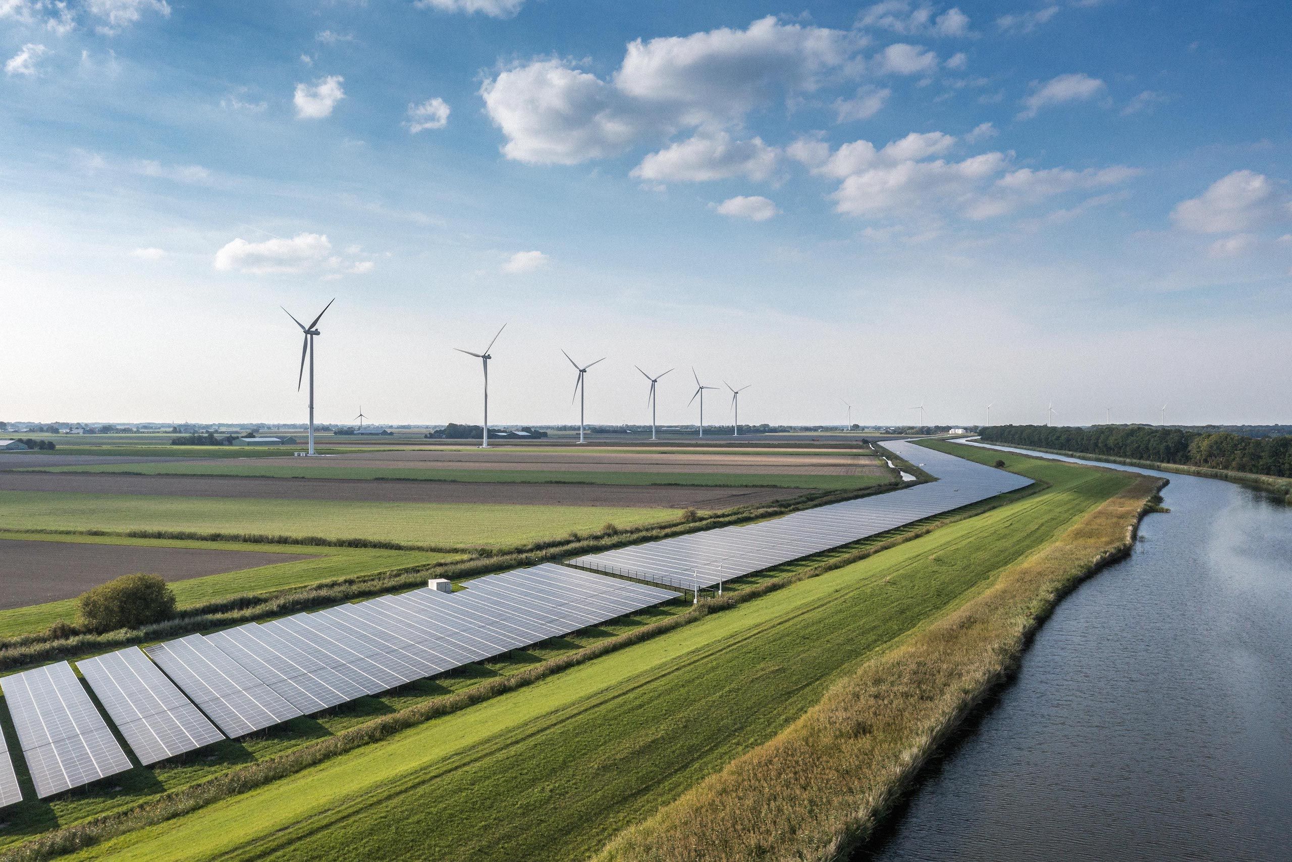 Landschaft mit Windkraft- und Solaranlagen